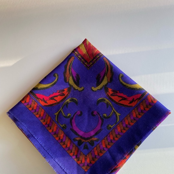 This is a beautiful, elegant , French design, made in Italy, shawl. - Picture 4 of 5